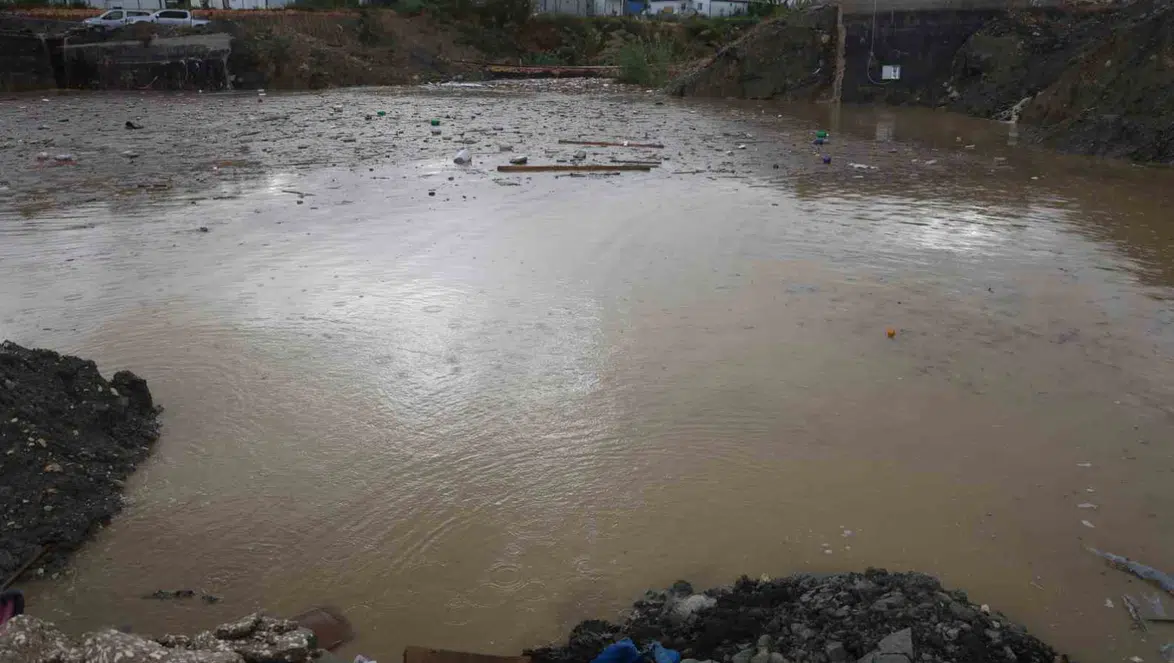 Derelerin debisi yükselirken, aşırı yağış nedeniyle sular altında kalan yollar sürücülere zor anlar yaşattı.