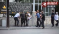 Bıçağı boğazına dayayan şahsa polis ekipleri müdahale etti.