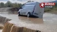 Tokat’ta Kelkit Çayı taştı, çöken yolda araç mahsur kaldı