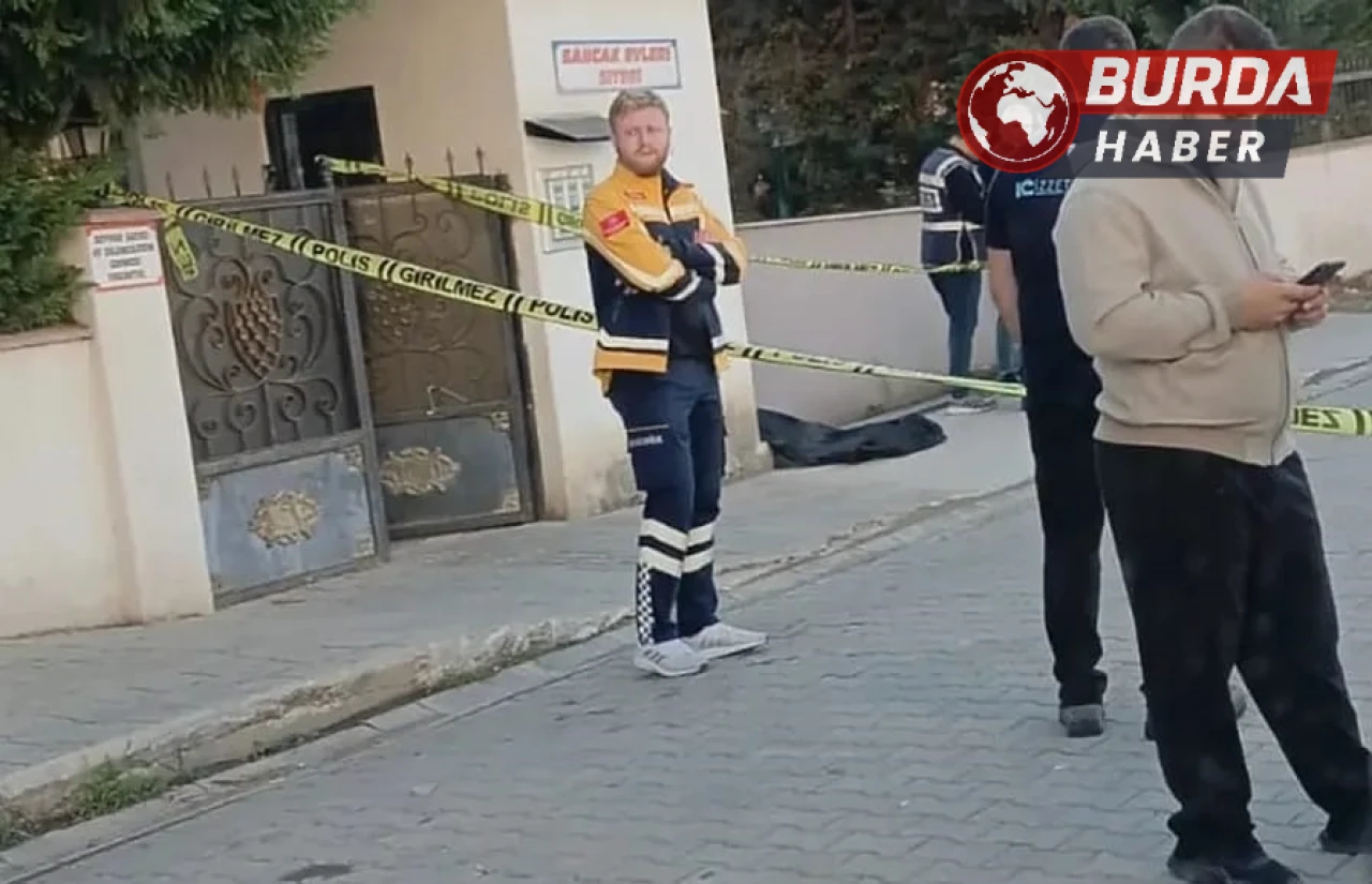 Yalova’da bir şahıs eşini sokak ortasında öldürdü.