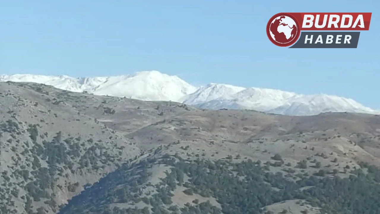 Tunceli’de Kırklar Dağı’na mevsimin ilk karı yağdı.