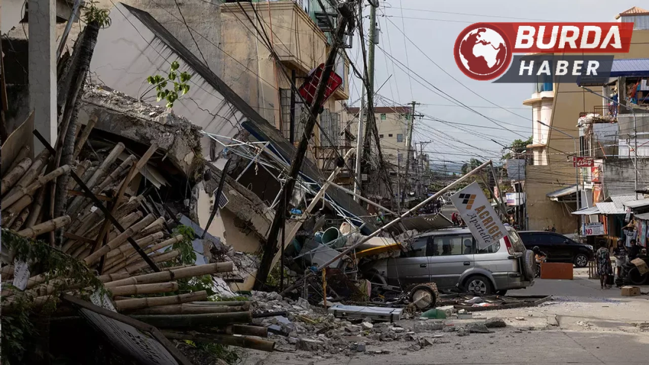 Filipinler’de 7.4 büyüklüğünde deprem oldu, tsunami uyarısı yapıldı.