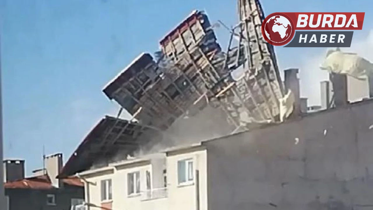 Arnavutköy'de Güçlü Rüzgar İnşaat Halindeki Binanın Çatısını Sürükledi