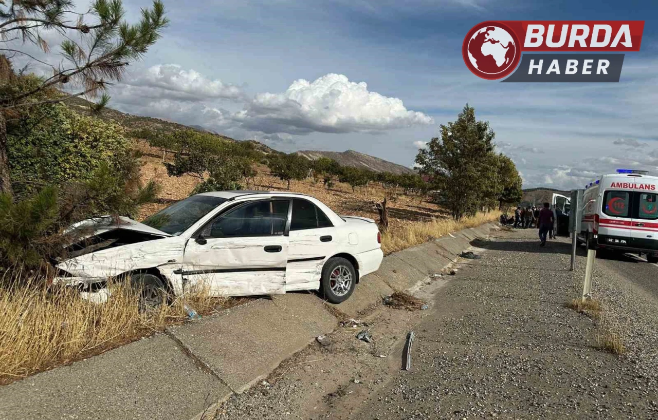 Kaza sonucu otomobil ile hafif ticari araç çarpıştı, 3 kişi yaralandı