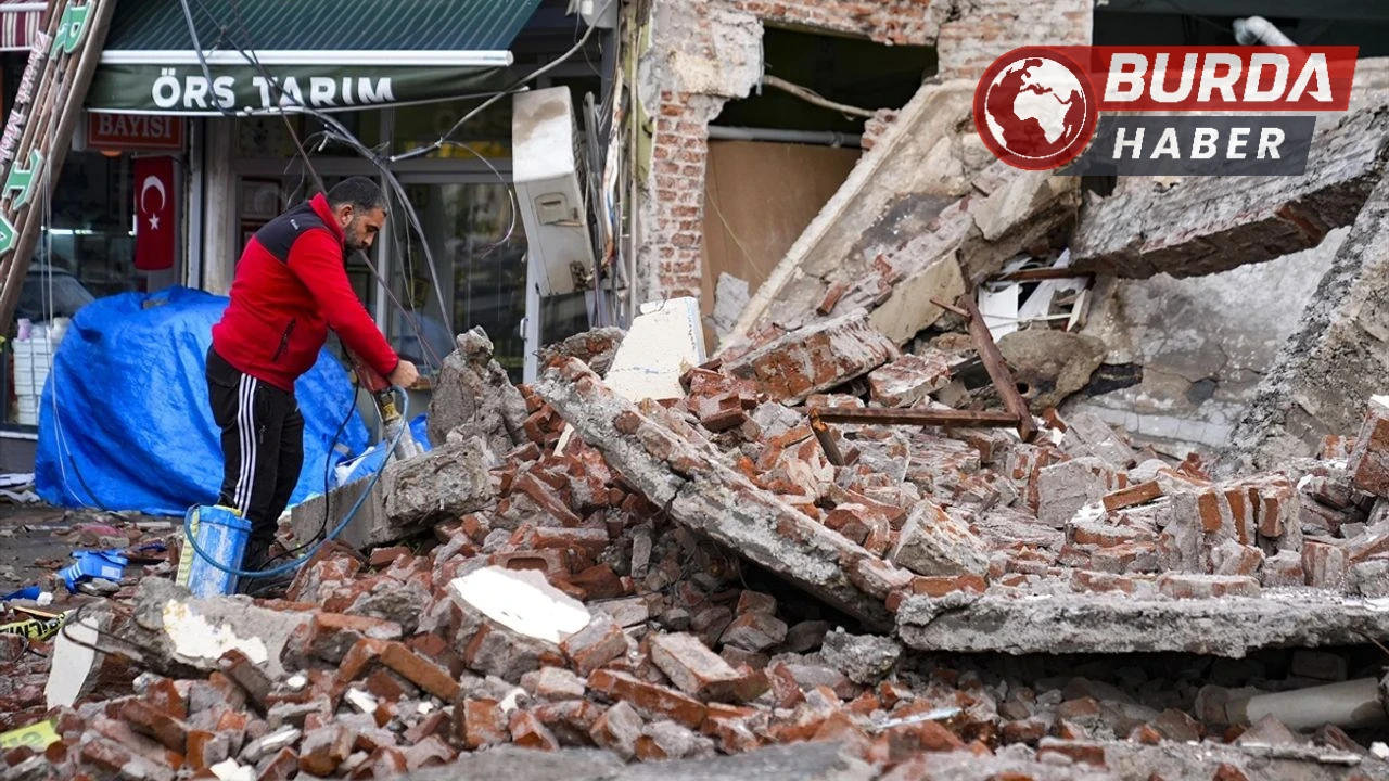 Sındırgı Depreminde Enkaz Kaldırma Çalışmaları Hızla Devam Ediyor