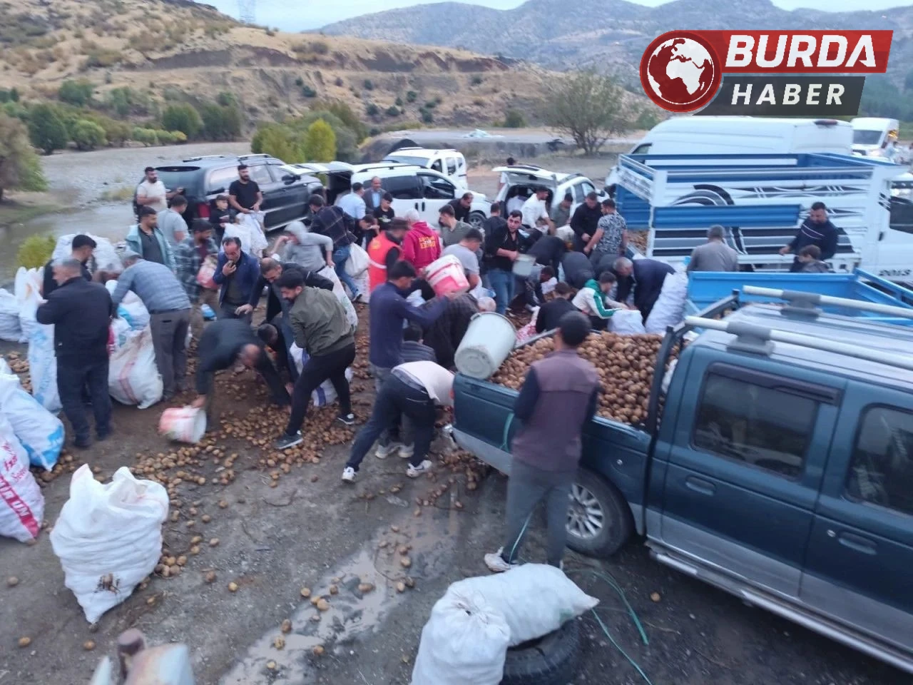 Kamyonet sürücüsü kasadaki patatesleri vatandaşlara ücretsiz dağıttı