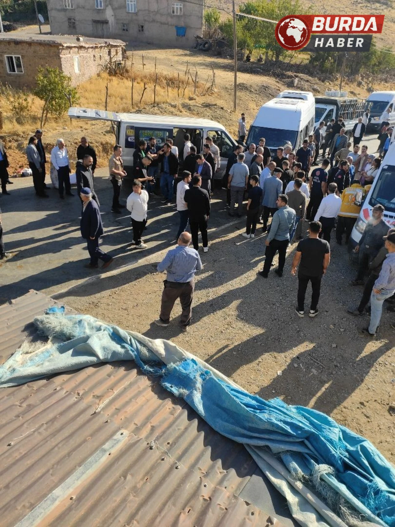 Öğretmenleri taşıyan minibüs ile yolcu aracı çarpıştı.