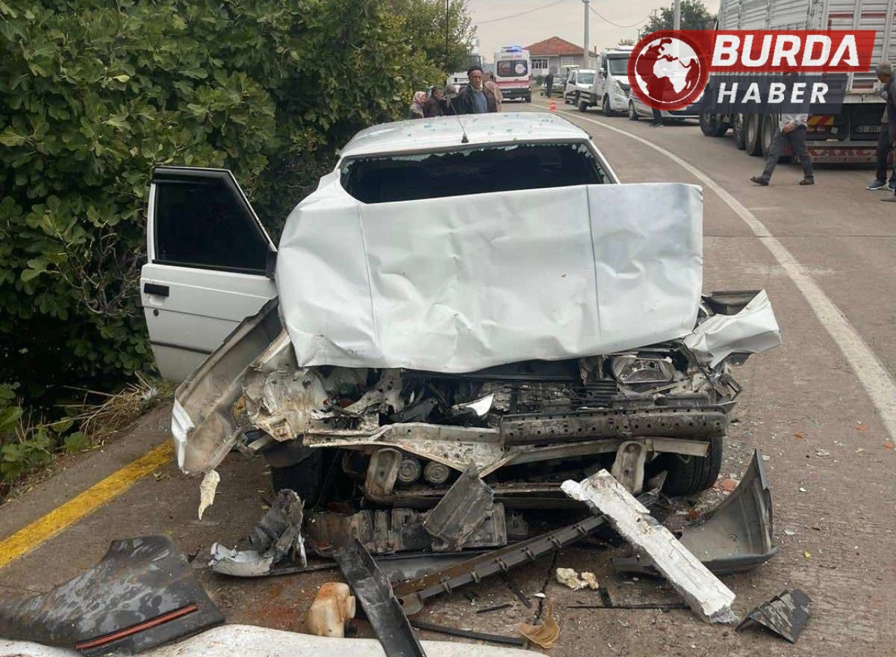 Gördes'te meydana gelen kazada 2 araç çarpıştı: 4 kişi yaralandı.