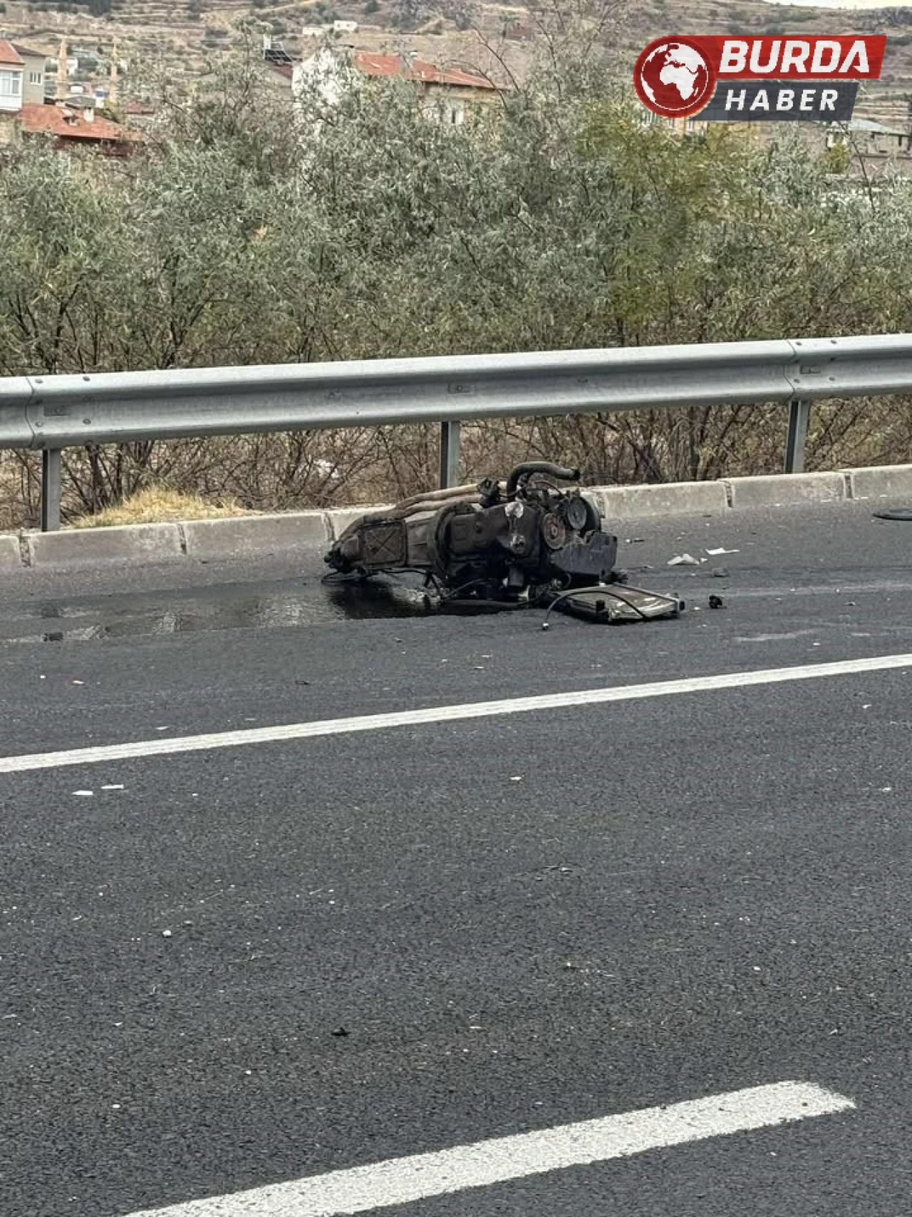 Tofaş marka otomobilin motoru fırladı: 2 kişi yaralandı