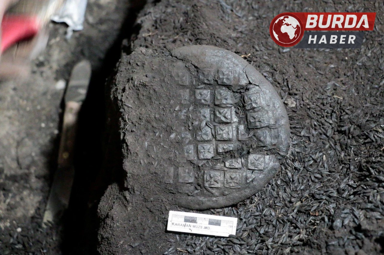 Karaman’daki kazıda bin 300 yıllık bezemeli arpa ekmekleri bulundu.