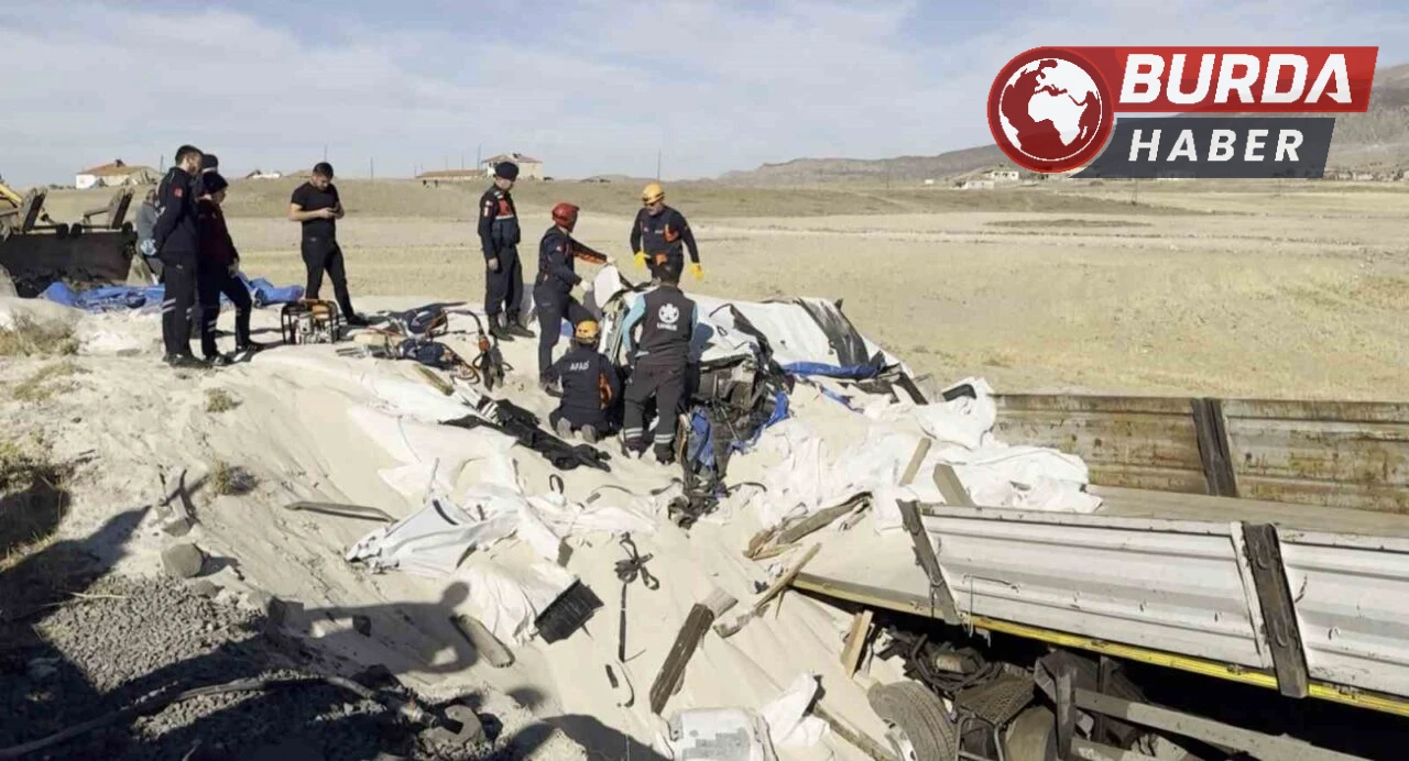 Kum Yüklü Tır Şarampole Uçtu, Sürücü Kabinde Hayatını Kaybetti