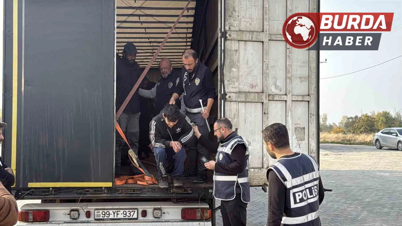 Tokat'ın Erbaa İlçesinde Durdurulan Tırda 11 Kaçak Göçmen Yakalandı