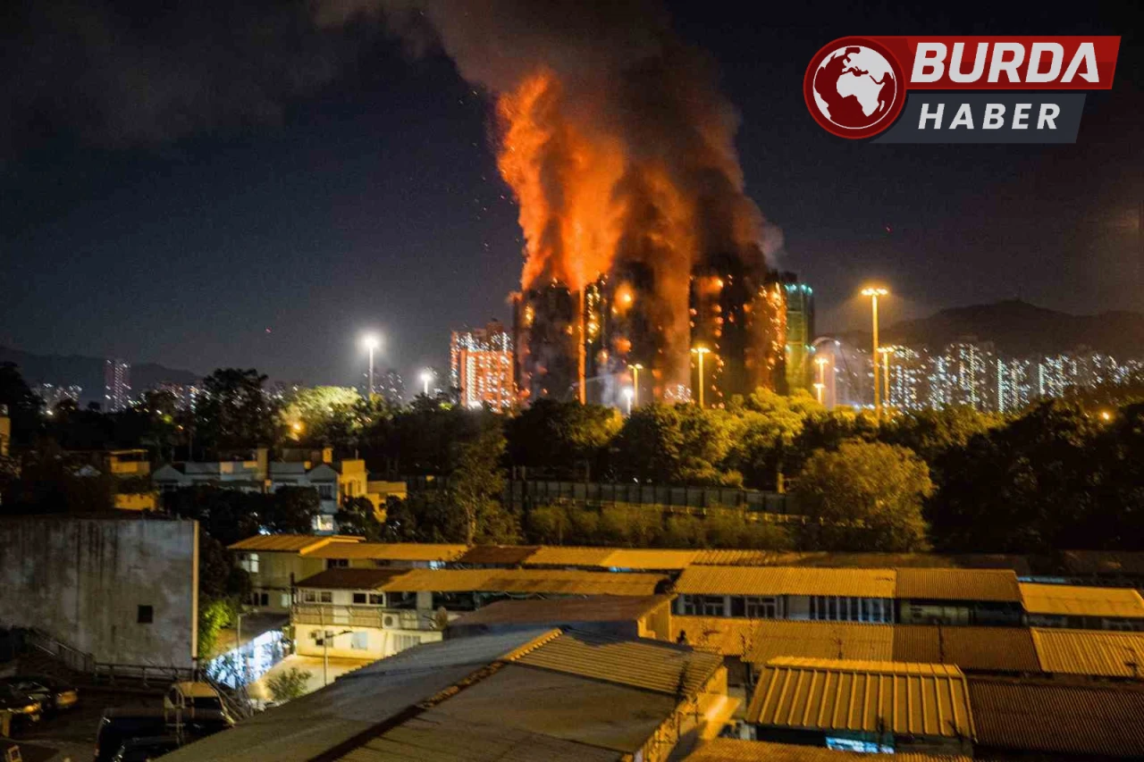 Hong Kong'da Gökdelende Çıkan Yangında 13 Kişi Hayatını Kaybetti