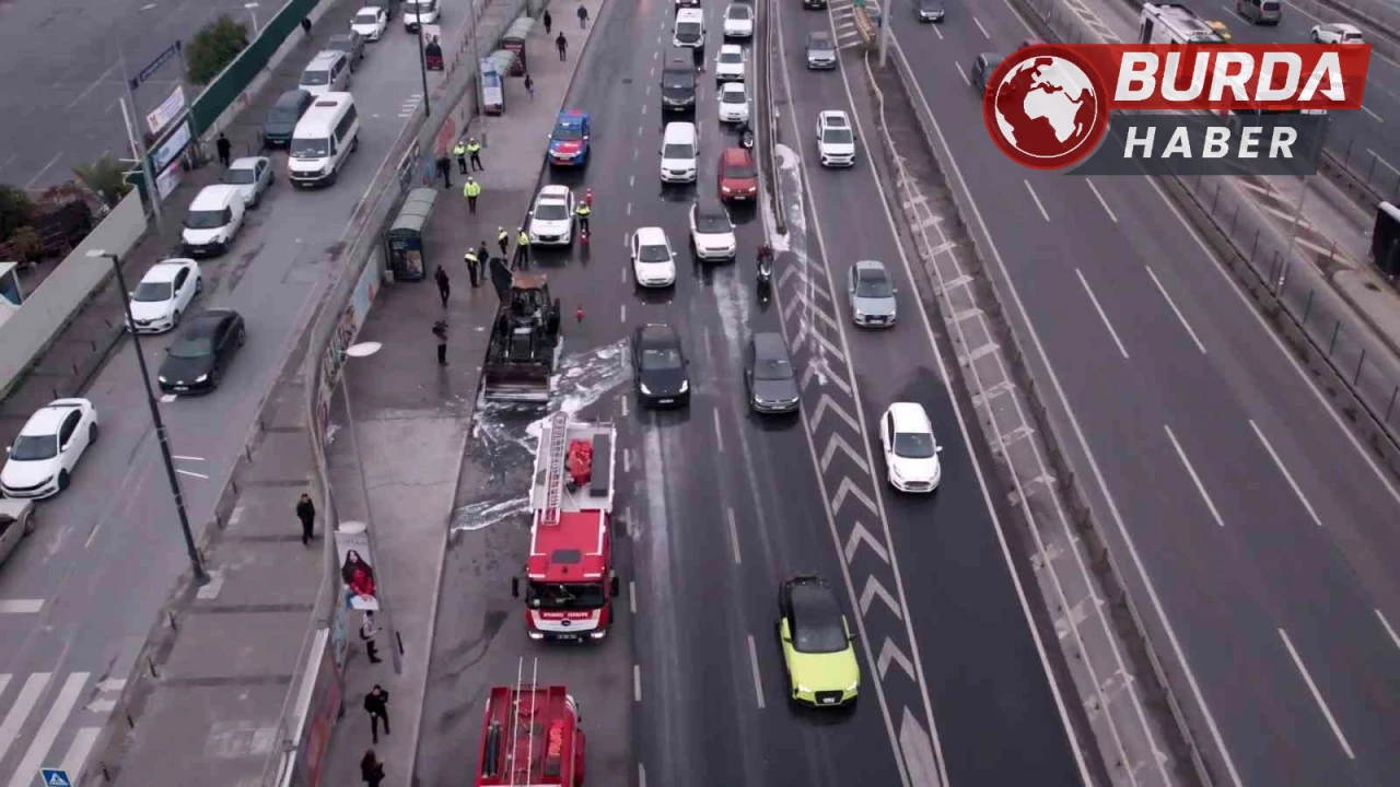 Zeytinburnu'nda İş Makinesi Alev Aldı! Trafikte Yoğunluk Oluştu