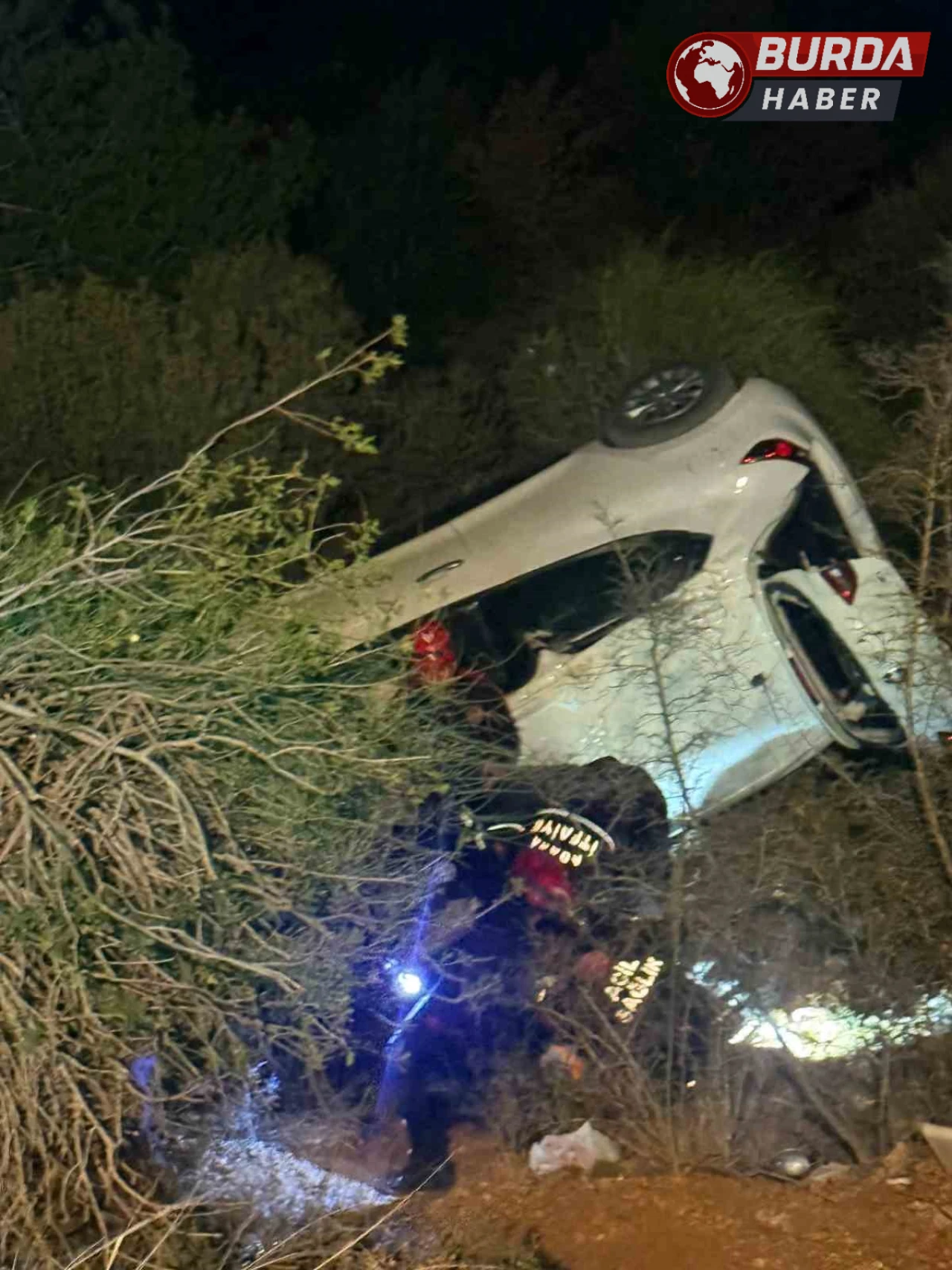 Araç Devrildi: Sürücü, Kurtarma Ekipleri Tarafından Halatla Çıkartıldı