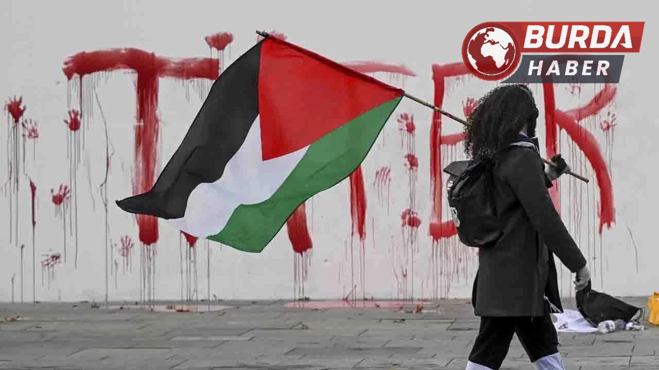 Almanya'da Başbakanlık Binası Boya İle Protesto Edildi