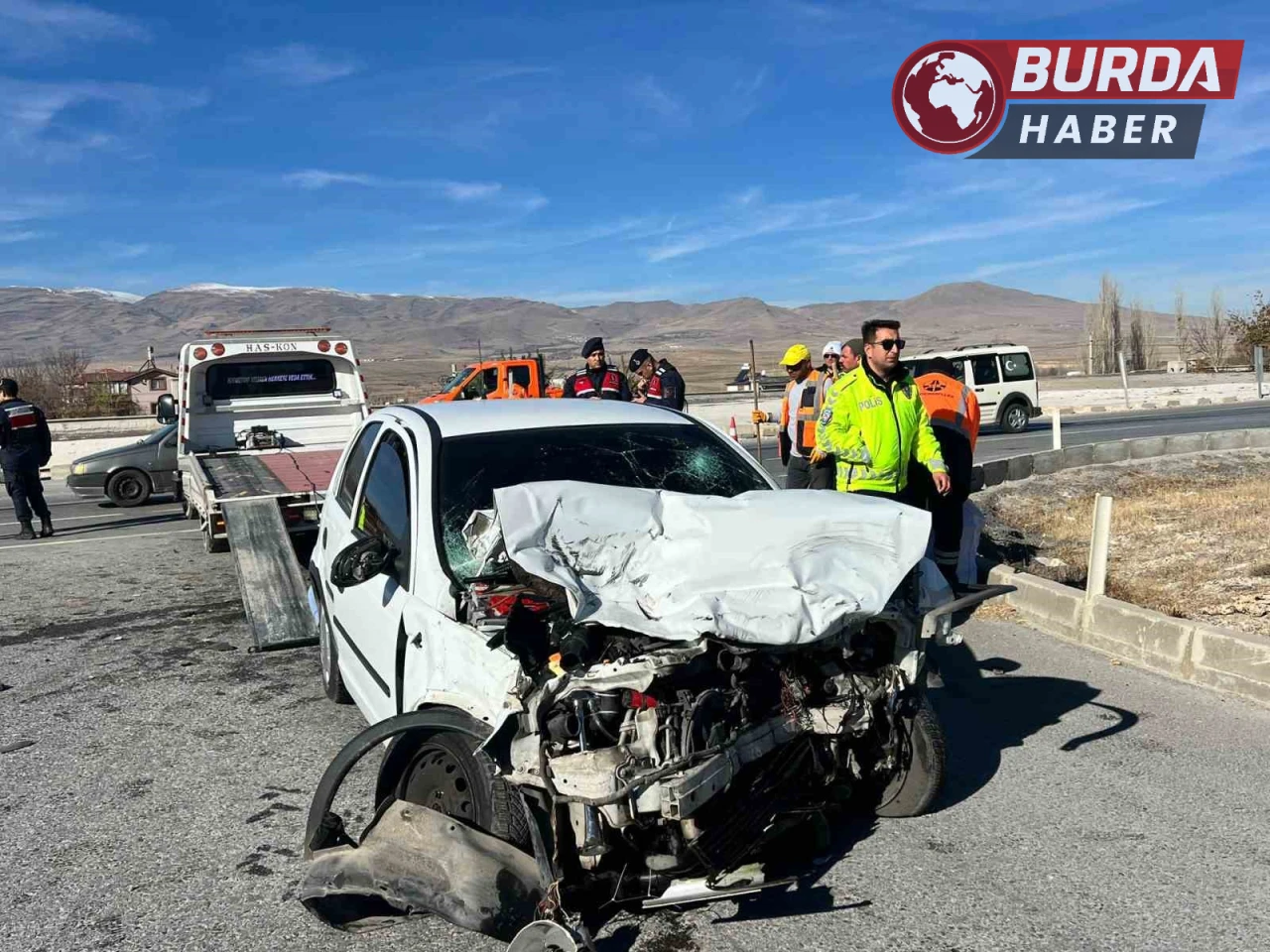 Niğde-Kayseri Karayolunda Otomobil ile Kamyon Çarpıştı: 1 Ağır Yaralı