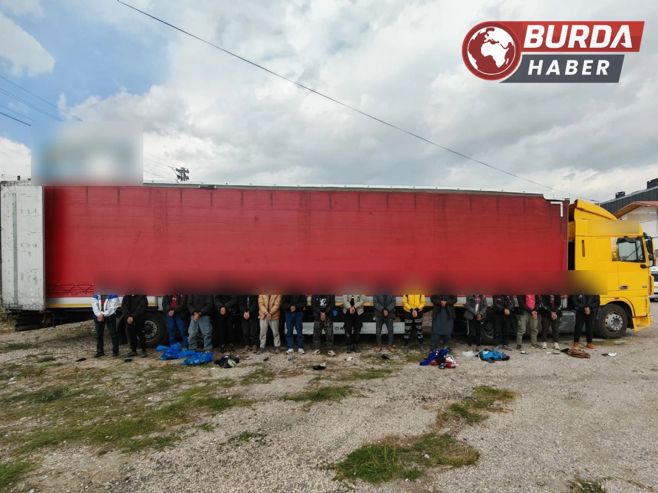 Sivas'ta Tırın Dorsesinde 18 Göçmen Yakalandı Şoförler Tutuklandı