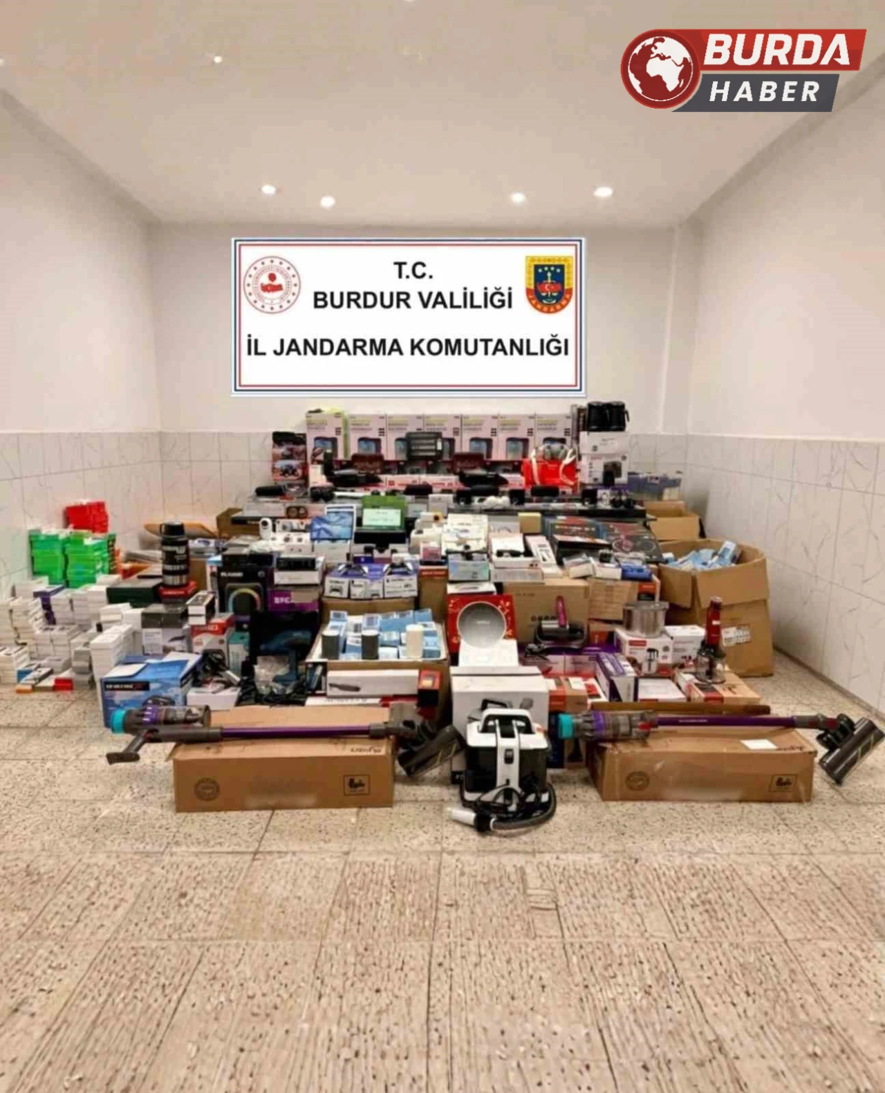 Burdur'da Operasyonda 1,3 Milyon Liralık Kaçak Ürün Ele Geçirildi