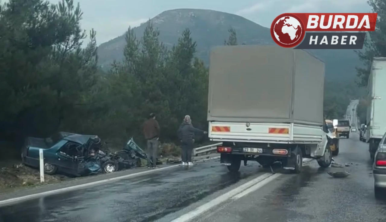 İzmir'de Kamyonetle Otomobil Çarpıştı: 2 Ölü, 2 Yaralı