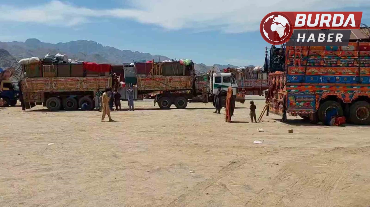 Pakistan’daki 13 bin 500’den fazla Afgan ülkesine geri döndü.
