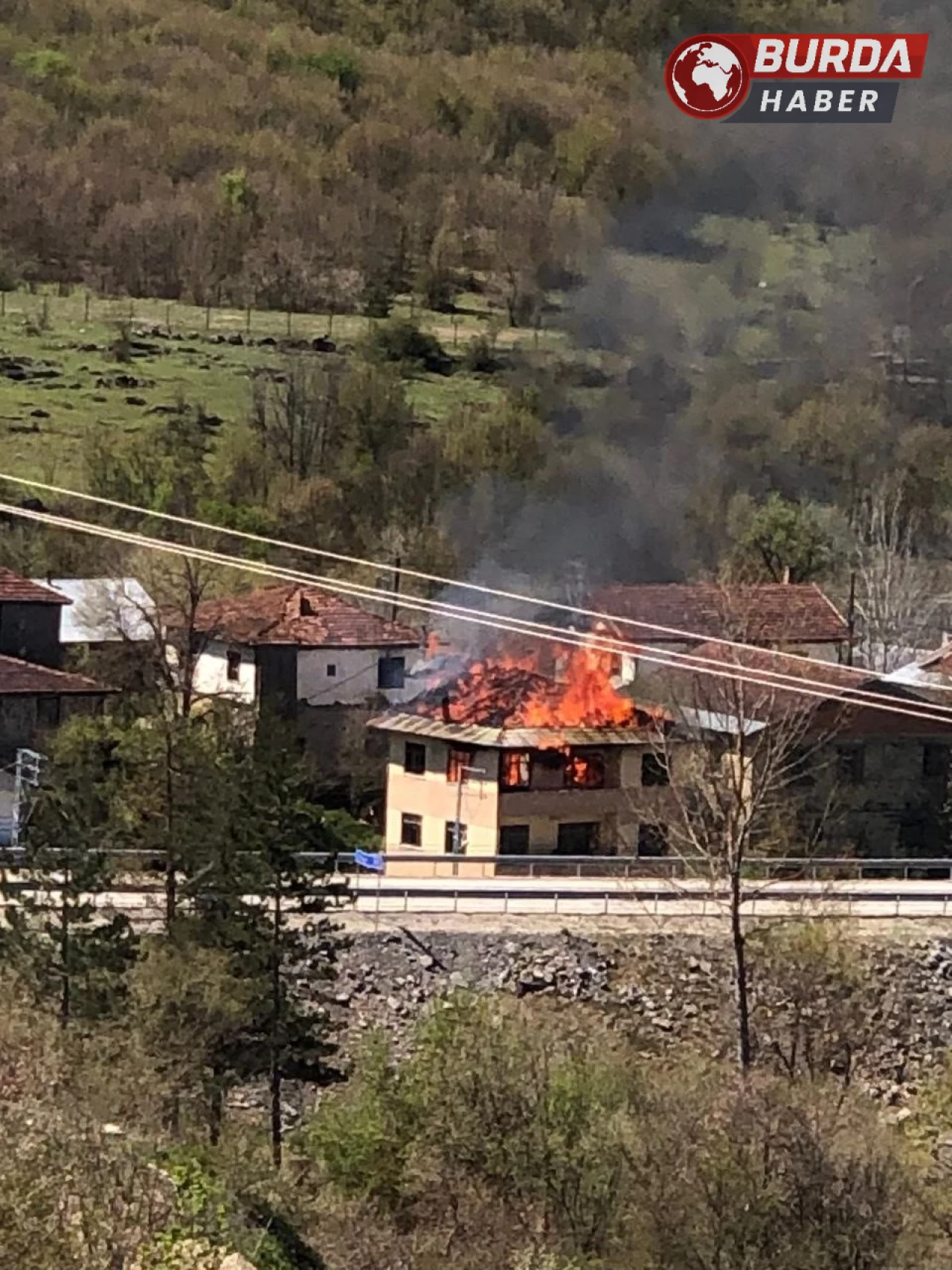 Kastamonu'da alevlere teslim olan üç katlı ev kullanılmaz hale geldi.