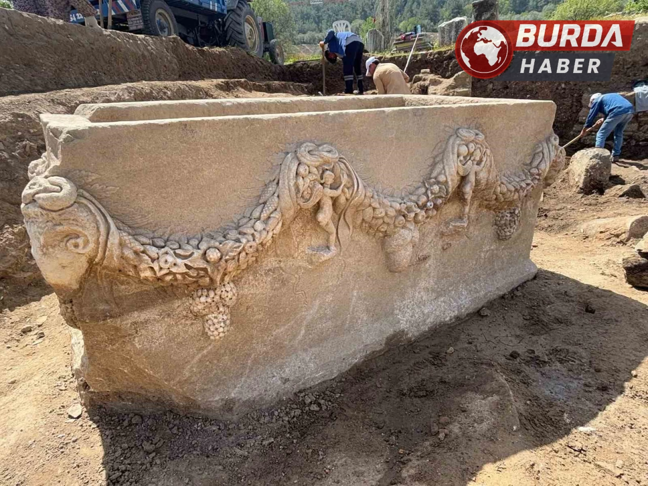 PAÜ: Stratonikeia’da 2000 yıllık girlandlı lahit bulundu.