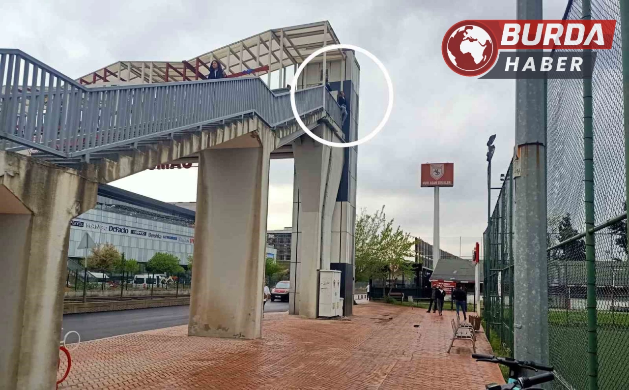 Üst geçidin korkuluklarına çıkan kadını polis zor ikna etti.