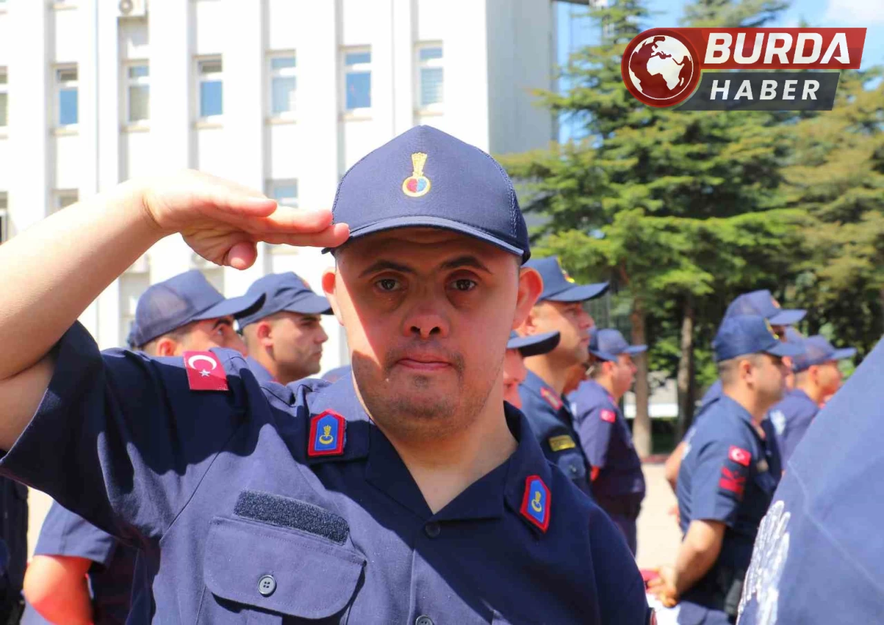 52 özel gereksinimli genç ettikleri yeminle bir günlüğüne asker oldu.