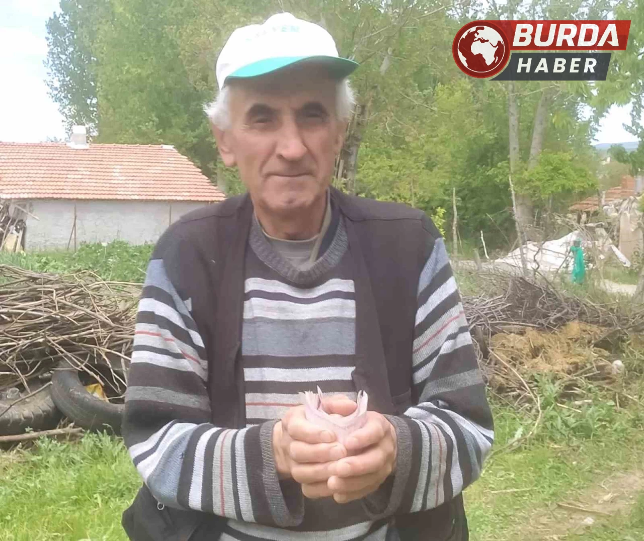 Emekli işçi bulduğu bir tomar parayı jandarmaya teslim etti.