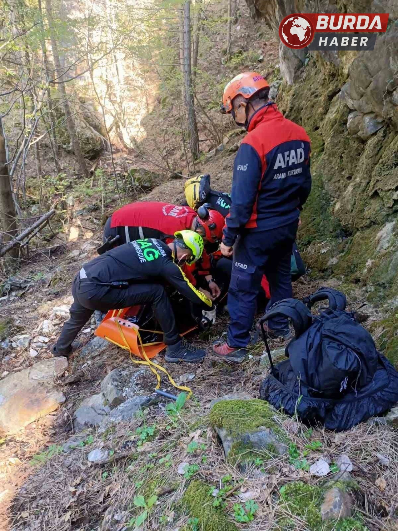 Kayıp dağcının cansız bedeni uçurumdan helikopterle alındı.