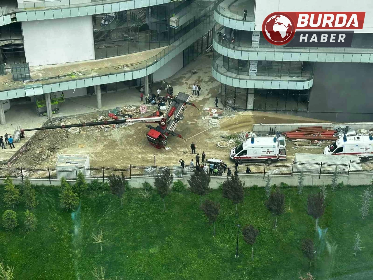 Ankara’da kule vinç devrilmesi sonucu 3 kişi yaralandı.