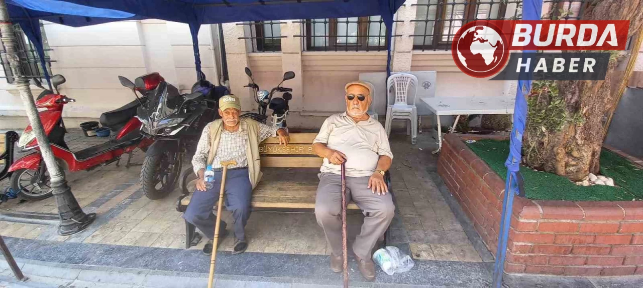 Aydın’da hava 39’u gösterdi, vatandaşlar gölgeye sığındı