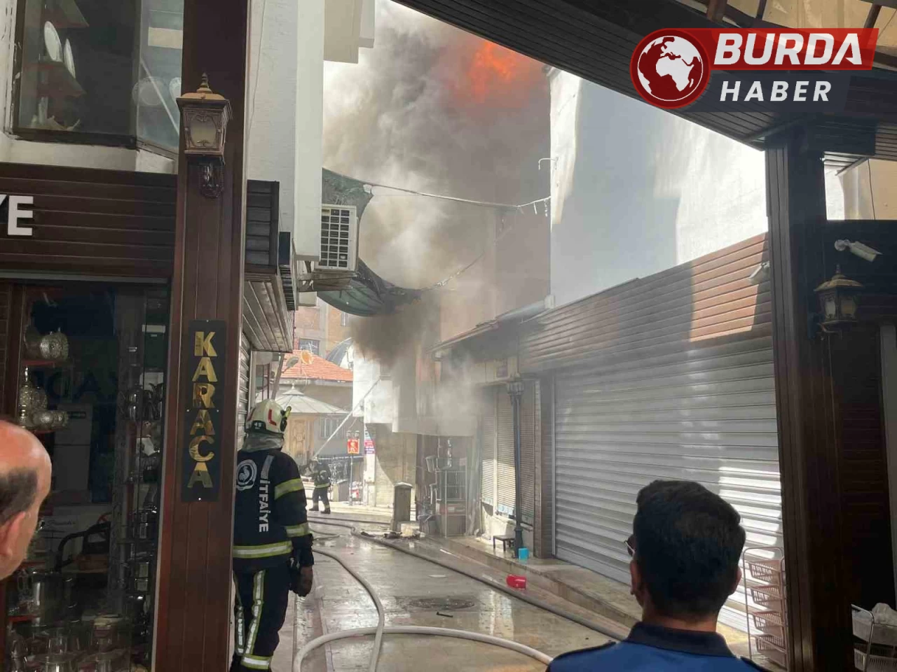 Tarihi çarşıda çıkan yangında zaman karşı mücadele ediliyor.