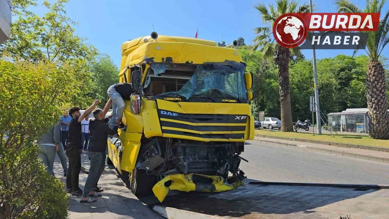 Zonguldak'ta devrilen tır ortalığı savaş alanına çevirdi: 1 yaralı