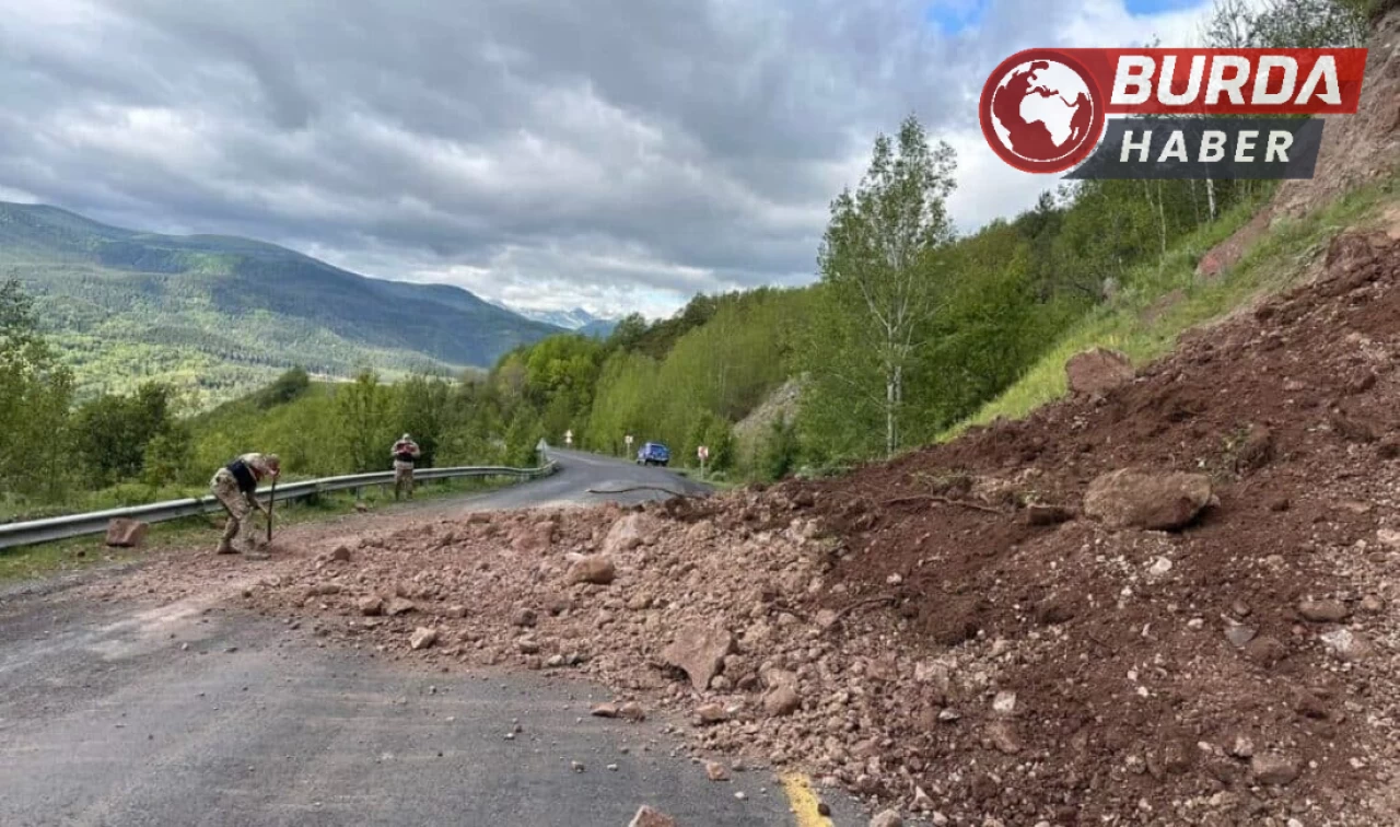 Ardahan-Posof kara yolunda toprak kayması meydana geldi.