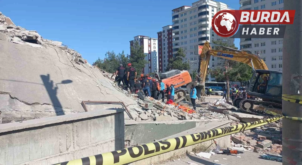 Çöken binanın enkazından operatörünün cansız bedeni çıkarıldı.