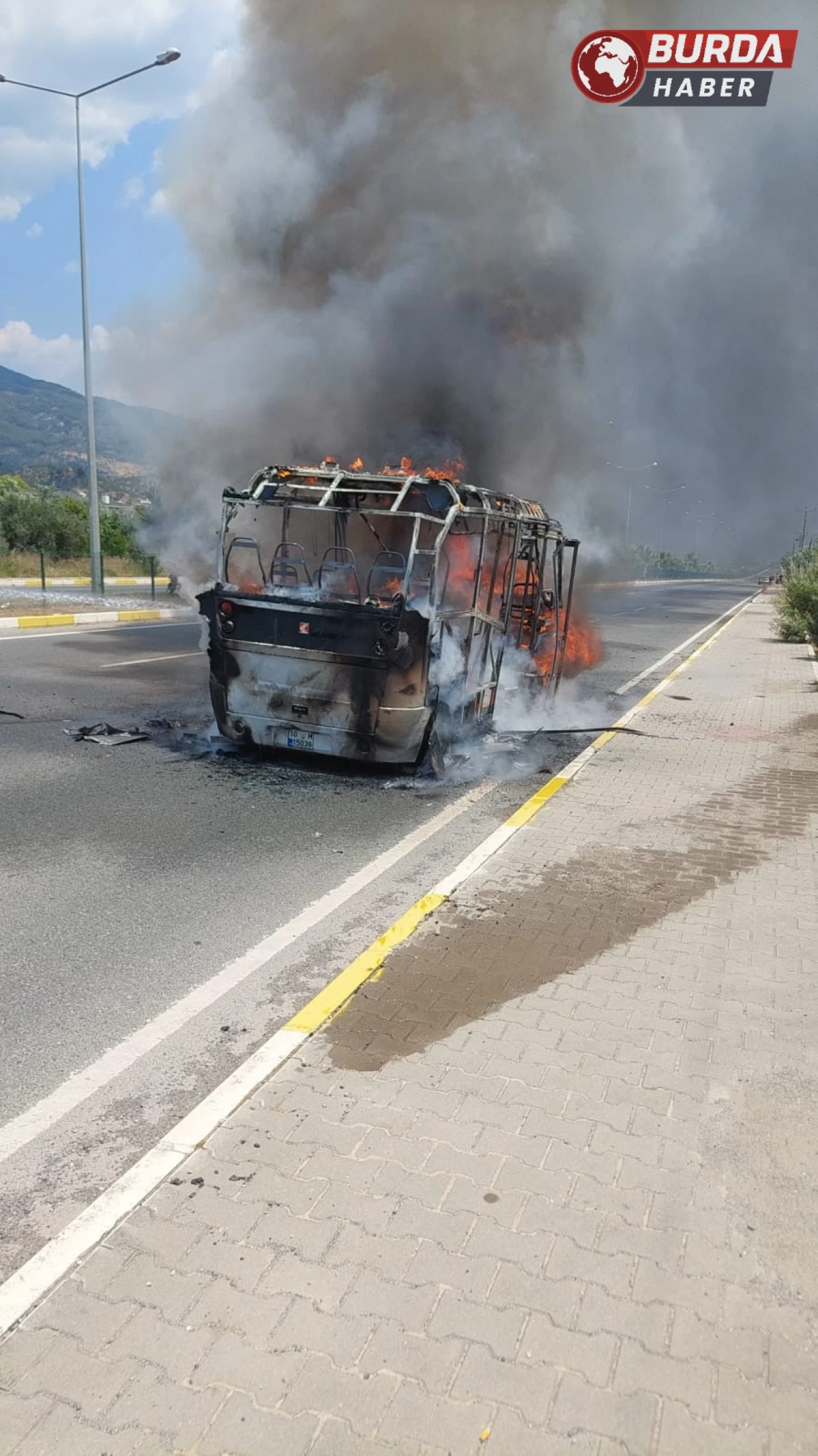 Balıkesir'de alevlere teslim olan yolcu minibüsü küle döndü.