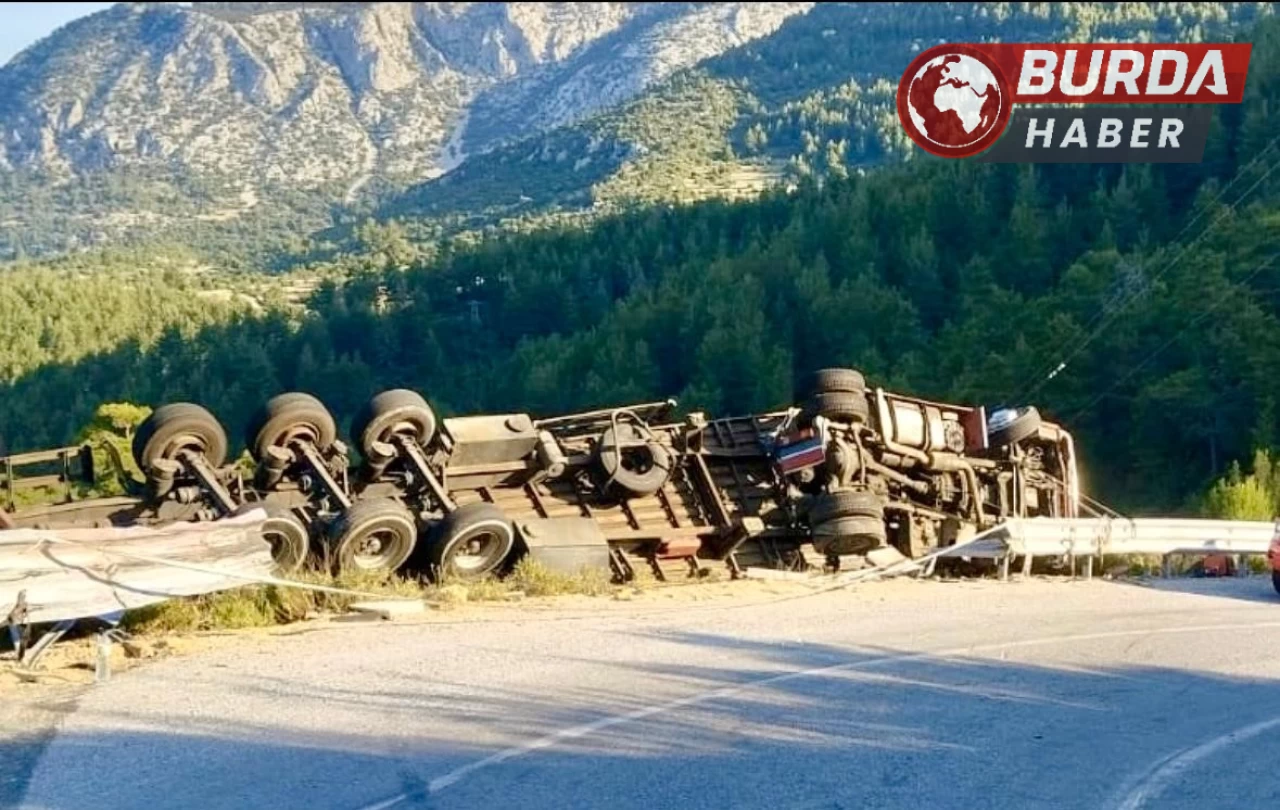 Antalya’da demir profil yüklü tır devrildi: 1 kişi öldü