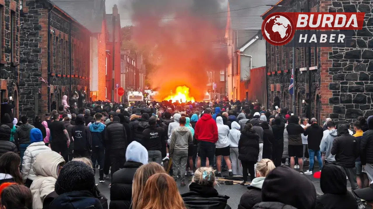 Kuzey İrlanda’daki şiddet olaylarında eğlence merkezi ateşe verildi.