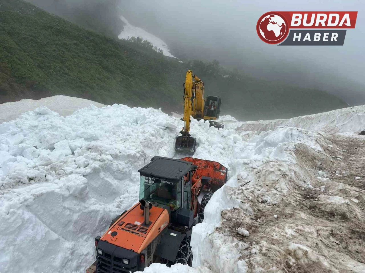 Rize’nin yüksek kesimlerinde karla mücadele çalışmaları sürüyor.
