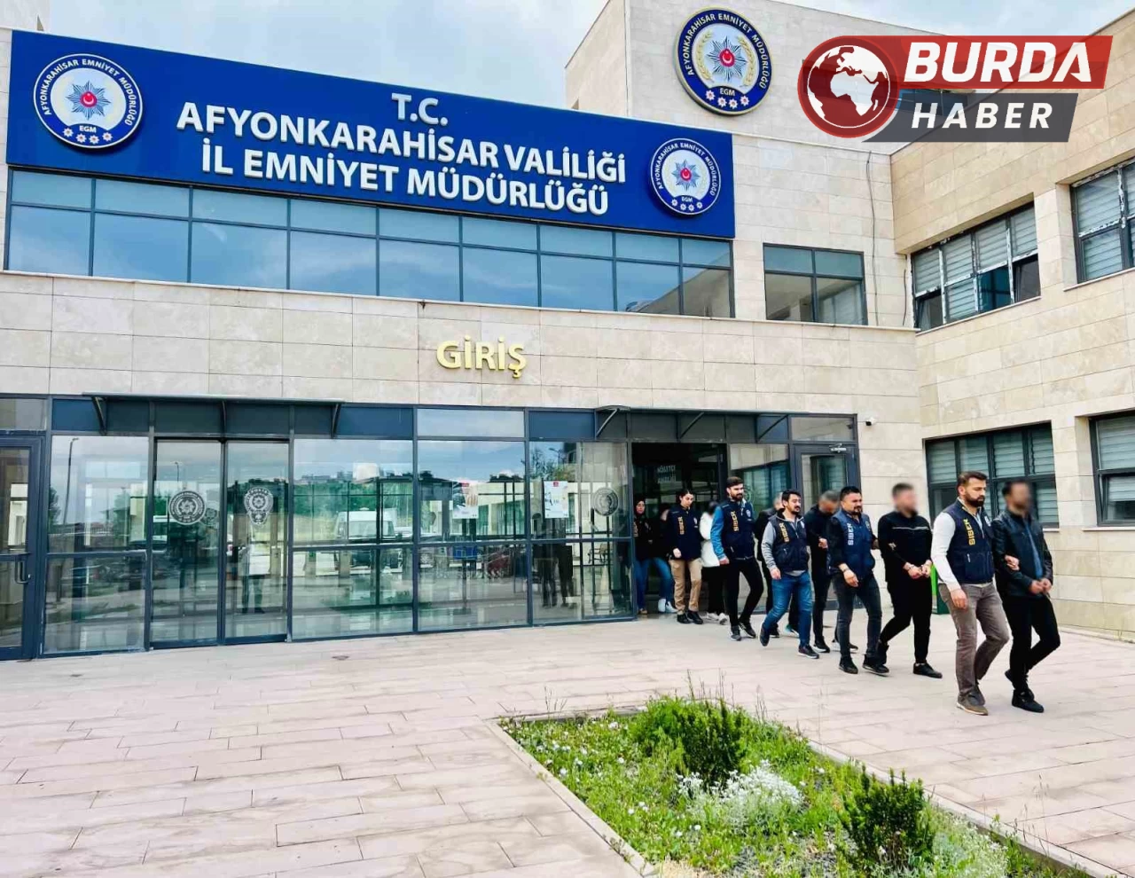 Dolandırıcılara yönelik operasyonda 13 kişi tutuklandı