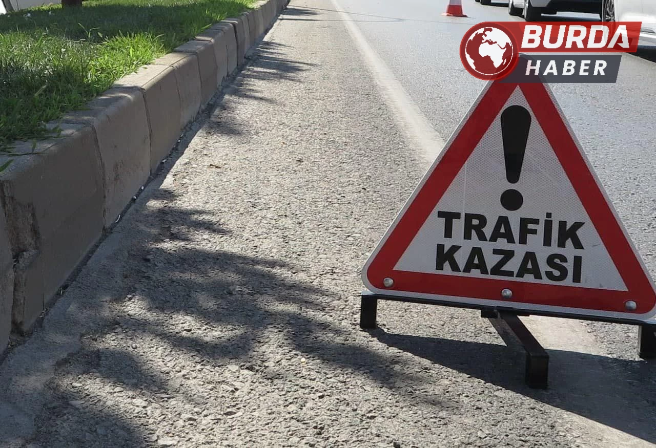 Erzurum-Artvin karayolunda iki araç kafa kafaya çarpıştı.