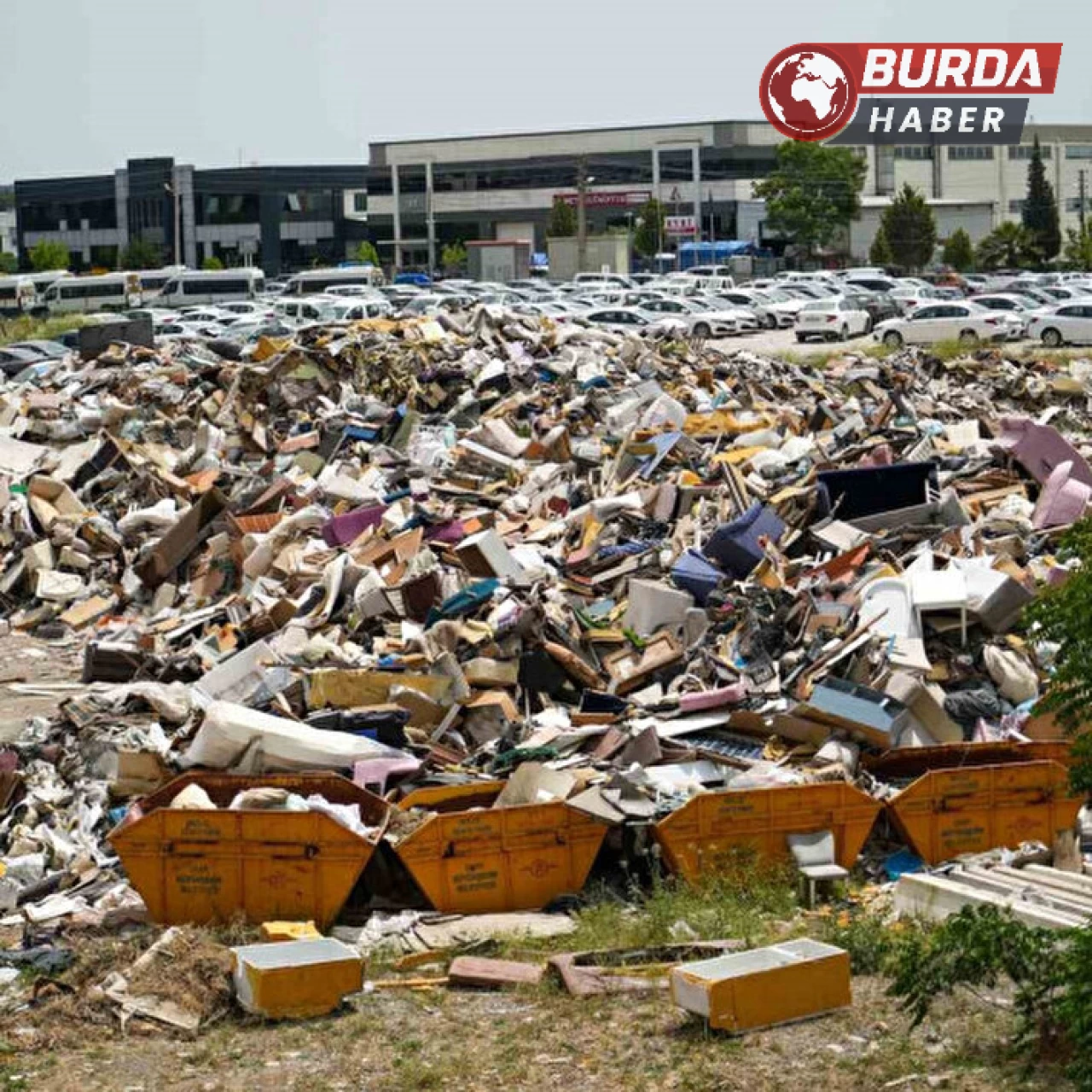 İzmir’in göbeğindeki çöp dağları, yangın riskine davetiye çıkarıyor.