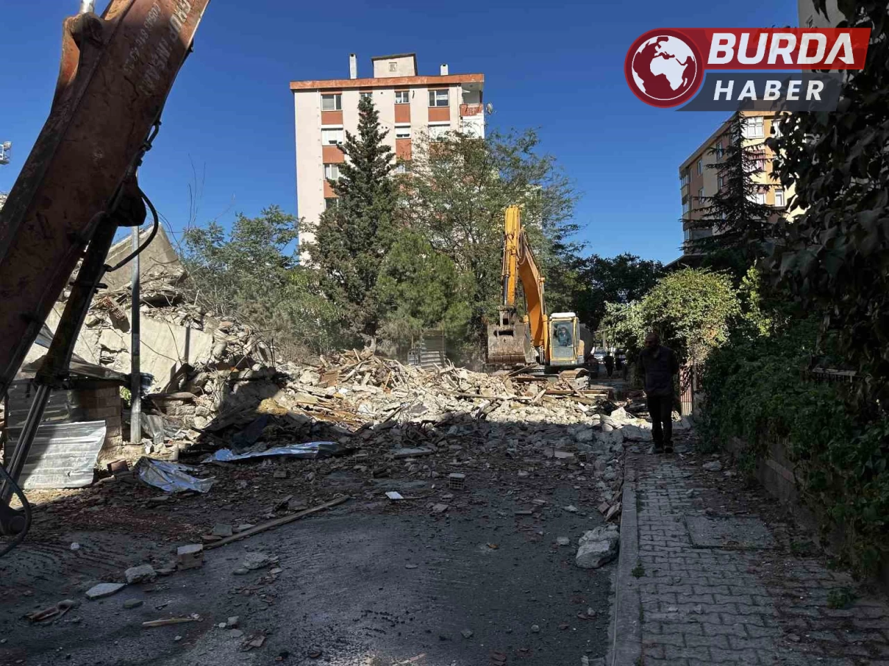 Maltepe’de 11 katlı bina yıkım sırasında çöktü.