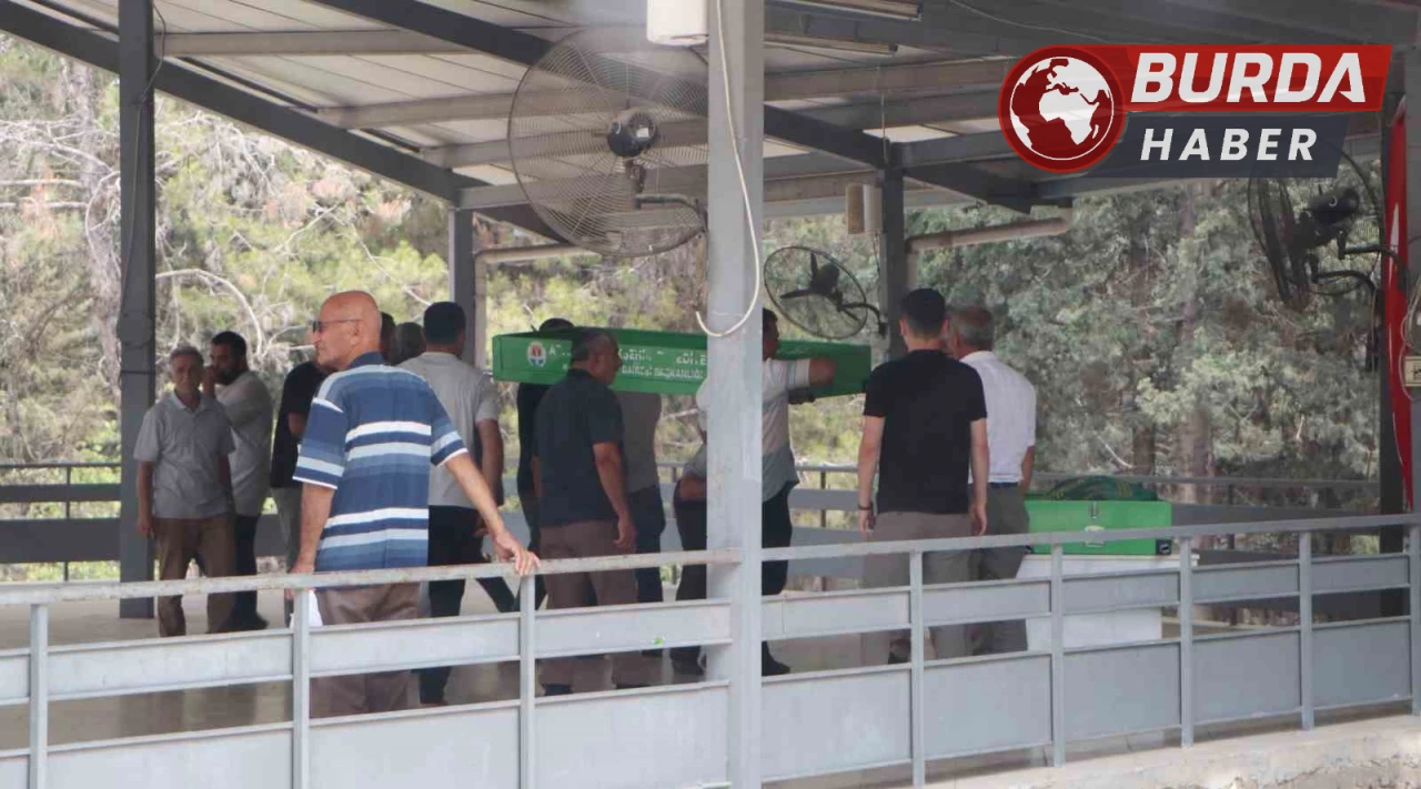 Anne ve kızı yan yana, baba ayrı noktaya defnedildi.