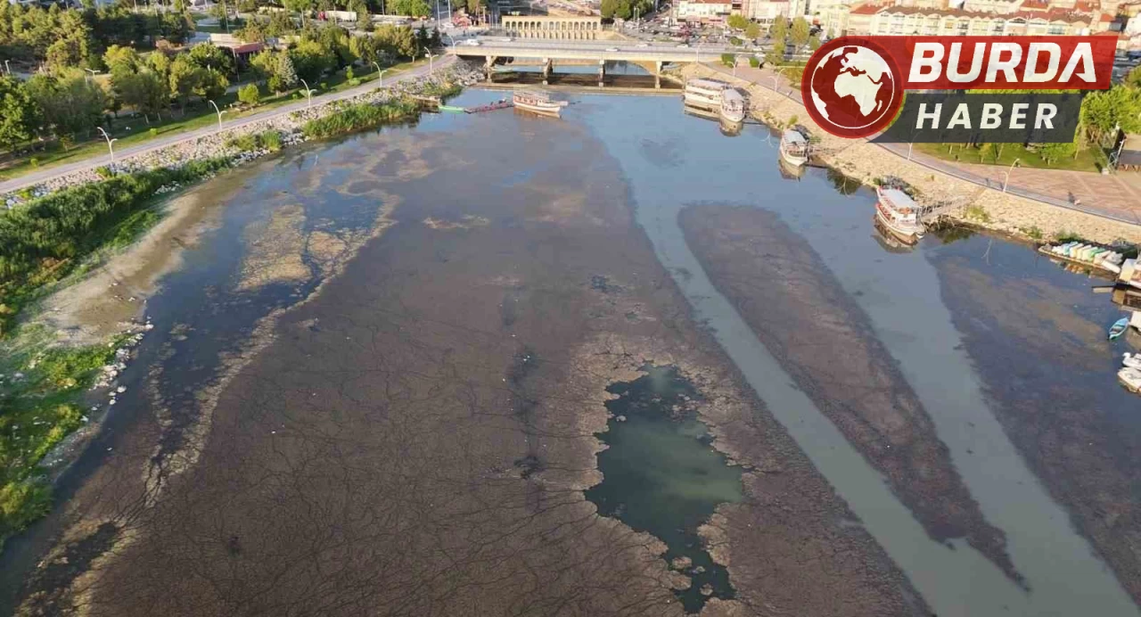 Beyşehir Gölü’nde sular çekildi, yeni adalar gün yüzüne çıktı.