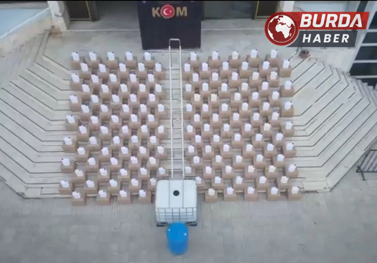 Denizli’de 3 bin litre kaçak alkol ele geçirildi.
