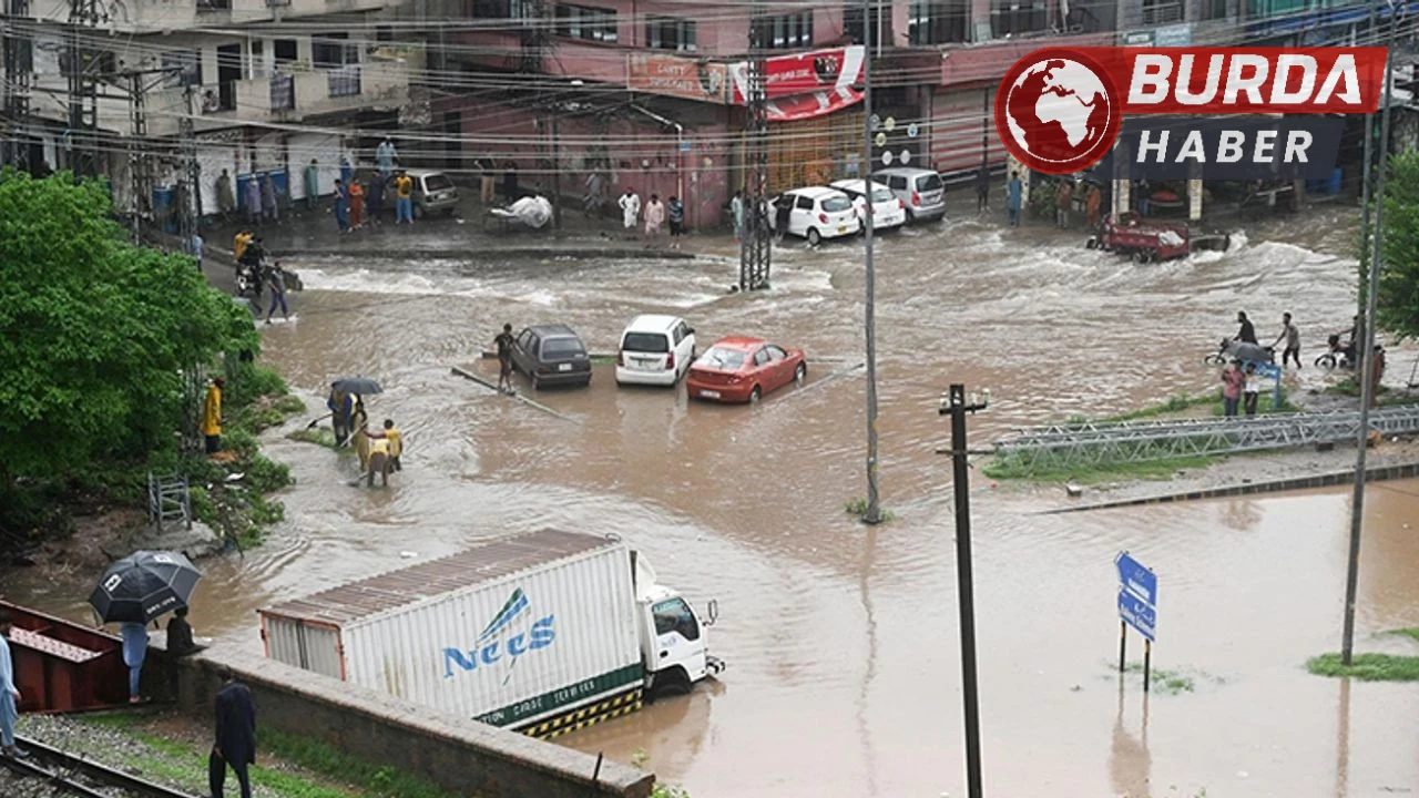 Pakistan’da muson yağışları nedeniyle can kaybı 800’e çıktı.