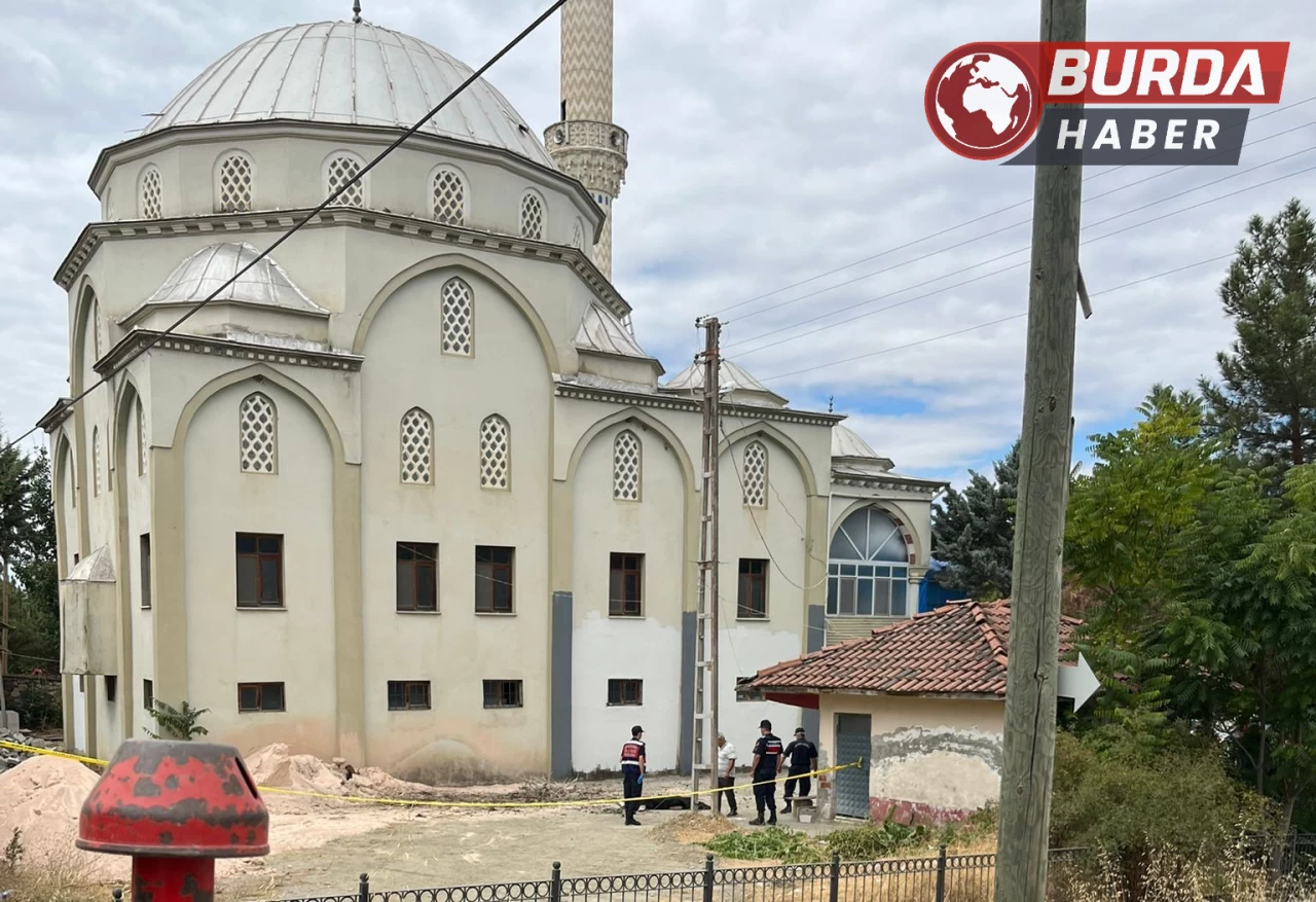 Amasya'da cami kubbesinden düşen adam hayatını kaybetti.